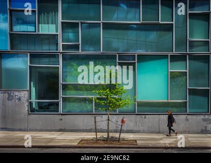 New York City, États-Unis, mai 2019, piéton passant par le bâtiment 100 Elevth Avenue, une tour résidentielle de 23 étages Banque D'Images