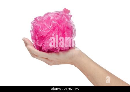 Photo horizontale d’un bain rose loofah ou d’une scrunchie dans la main d’une femme sur fond blanc. Banque D'Images