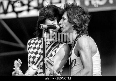 ROTTERDAM, PAYS-BAS - 02 JUIN 1982 : guitaristes Keith Richards et Ron Wood des Rolling Stones lors de leur concert au stade de kuip Banque D'Images