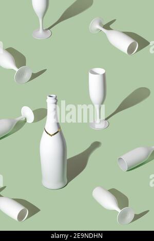 Motif créatif composé d'une bouteille de champagne blanche et de verres à champagne. Concept de fête minimal. Banque D'Images