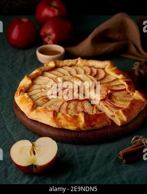 Tarte aux pommes, galette aux fruits, pâtisseries sucrées sur nappe vert foncé, verticale Banque D'Images