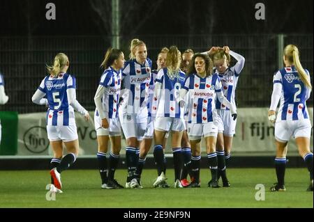 NIEUWEHORNE, PAYS-BAS - FÉVRIER 5 : les joueurs de SC Heerenveen célèbrent le score de 1-1 lors du match Womens TOTO KNVB Beker entre SC Heerenveen et Ajax au Sportpark Nieuwehorne le 5 février 2021 à Nieuwehorne, pays-Bas (photo de Pieter van der Woude/Orange Pictures/Alay Live News) Banque D'Images