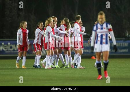 NIEUWEHORNE, PAYS-BAS - FÉVRIER 5 : les joueurs d'Ajax célèbrent le score de 0-1 lors du match Womens TOTO KNVB Beker entre SC Heerenveen et Ajax au Sportpark Nieuwehorne le 5 février 2021 à Nieuwehorne, pays-Bas (photo de Pieter van der Woude/Orange Pictures/Alay Live News) Banque D'Images
