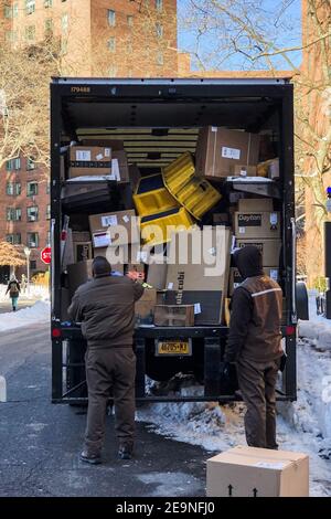 New York, États-Unis. 04e fév. 2021. Un camion UPS est déchargé dans la ville de Stuyvesant à Manhattan le 4 février 2021. UPS, la plus grande société de livraison de colis au monde, a vu son volume augmenter en 2020 en raison de la hausse du commerce électronique due à la pandémie mondiale de COVID-19. (Photo de Samuel Rigelhaupt/Sipa USA) crédit: SIPA USA/Alay Live News Banque D'Images