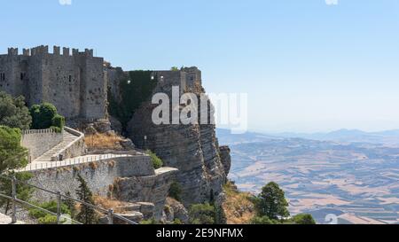 Vue sur les ruines antiques du château de Vénus à Erice, Sicile, Italie Banque D'Images