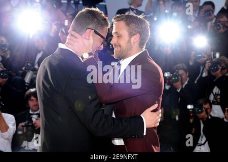 L'acteur Ryan Gosling félicite le réalisateur Nicolas Winding Refn après avoir remporté le prix du meilleur réalisateur pour son film « Drive » lors des lauréats Photocall du 64ème Festival International de Cannes, au Palais des Festivals de Cannes, dans le sud de la France, le 22 mai 2011. Photo de Hahn-Nebinger-Genin/ABACAPRESS.COM Banque D'Images