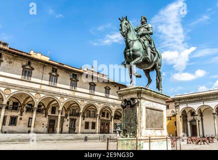 Piazza della Santissima Annunziata, une place de Florence, Toscane, Italie, avec la statue équestre e bronze de Ferdinando I et la façade du Lo Banque D'Images