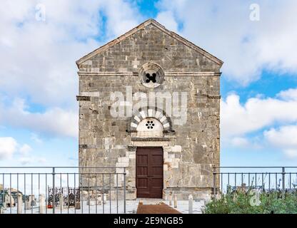 Façade de l'église romane 'Pieve di San Giovanni' à Campiglia Marittima, province de Livourne, Toscane, Italie. Banque D'Images