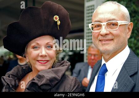 La journaliste française Françoise Labourde et son mari assistent à la 85e course du Prix de l'Arc de Triomphe, qui s'est tenue sur le circuit de Longchamp à Longchamps, près de Paris, en France, le 1er octobre 2006. Photo de Nicolas Gouhier/ABACAPRESS.COM Banque D'Images