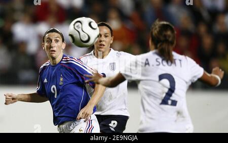 Marinette Pichon en action pendant le match de football féminin européen de qualification pour la coupe du monde de la Chine 2007, à Rennes, France, le 30 septembre 2006. La correspondance s'est terminée par un tirage de 1-1. Photo de Christian Liewig/ABACAPRESS.COM Banque D'Images