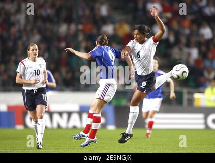 Marinette Pichon en action pendant le match de football féminin européen de qualification pour la coupe du monde de la Chine 2007, à Rennes, France, le 30 septembre 2006. La correspondance s'est terminée par un tirage de 1-1. Photo de Christian Liewig/ABACAPRESS.COM Banque D'Images