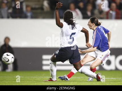 Marinette Pichon en action pendant le match de football féminin européen de qualification pour la coupe du monde de la Chine 2007, à Rennes, France, le 30 septembre 2006. La correspondance s'est terminée par un tirage de 1-1. Photo de Christian Liewig/ABACAPRESS.COM Banque D'Images