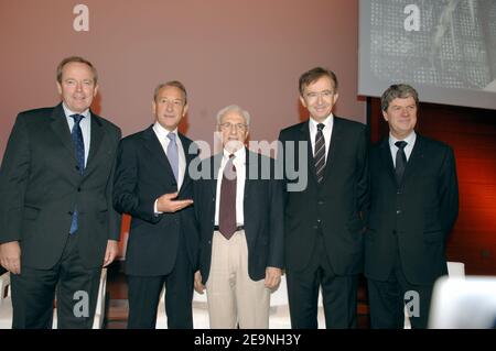 Le ministre français de la Culture, Renaud Donnedieu de Vabres, le maire de Paris, Bertrand Delanoe, Frank Gehry, le PDG de LVMH, Bernard Arnault, et Yves Carcelle, président de LVMH Fashion Group, lors de la conférence de presse pour annoncer la création d'une fondation culturelle Louis Vuitton pour la création, à Paris, le 2 octobre 2006. L'architecte américain Frank Gehry sera le concepteur de la fondation, qui sera située dans le jardin d'Acclimatation, à la limite nord du Bois de Boulogne. Photo de Nicolas Khayat/ABACAPRESS.COM Banque D'Images