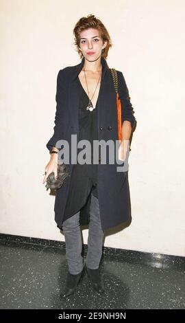 L'actrice Lou Doillon arrive à la première de « sans Paris » au Max Linder Theatre à Paris, France, le 2 octobre 2006. Photo de Denis Guignebourg/ABACAPRESS.COM Banque D'Images