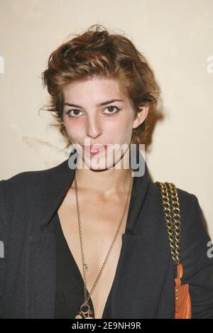 L'actrice Lou Doillon arrive à la première de « sans Paris » au Max Linder Theatre à Paris, France, le 2 octobre 2006. Photo de Denis Guignebourg/ABACAPRESS.COM Banque D'Images