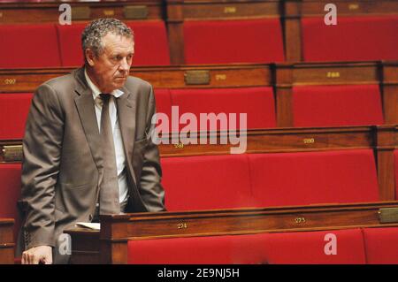 L'ancien ministre et champion olympique Guy Drut participe aux questions hebdomadaires de la session du gouvernement, à l'Assemblée nationale à Paris, en France, le 03 octobre 2006. Photo de Christophe Guibbbaud/ABACAPRESS.COM Banque D'Images