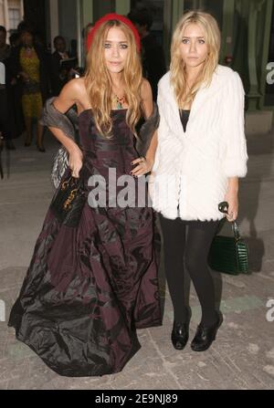 LES actrices US Mary-Kate (L) et Ashley Olsen posent avant la présentation de la collection Christian Dior Spring-Summer 2007 Ready-to-Wear du designer britannique John Galliano, au Grand Palais de Paris, en France, le 3 octobre 2006. Photo de Khayat-Nebinger-Orban-Taamallah/ABACAPRESS.COM Banque D'Images