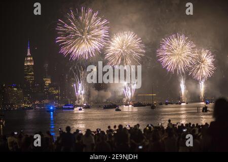 Vue sur les feux d'artifice de type chrysanthème au-dessus de Manhattan Banque D'Images