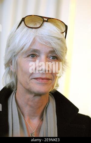 La chanteuse française Françoise Hardy pose après une cérémonie au cours de laquelle l'architecte français Christian Ghion, le journaliste Yves Bigot et le présentateur et producteur de radio Bernard Chereze ont été mis en vedette avec les « insignes de Chevalier dans l' ordre des Arts et des lettres » par le ministre de la Culture Renaud Donnedieu de Vabres, À son ministère à Paris, en France, le 4 octobre 2006. Photo de Christophe Guibbbaud/ABACAPRESS.COM Banque D'Images