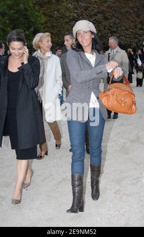 L'actrice Cristiana Reali et l'actrice Barbara Schulz arrivent à la présentation de la collection prêt-à-porter du printemps-été 2007 de Céline à Paris, en France, le 5 octobre 2006. Photo de Ludovic Lamic/ABACAPRESS.COM Banque D'Images