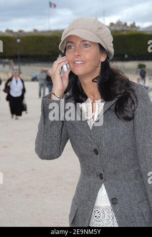 L'actrice Cristiana Reali arrive à la présentation de la collection prêt-à-porter du printemps-été 2007 de Céline à Paris, en France, le 5 octobre 2006. Photo de Ludovic Lamic/ABACAPRESS.COM Banque D'Images