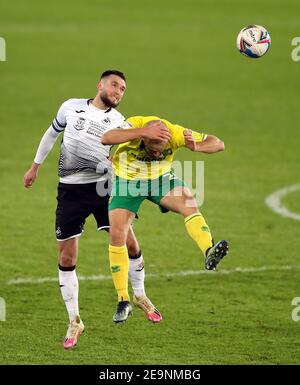 Matt Grimes de Swansea City (à gauche) et Teemu Pukki de Norwich City se battent pour le ballon lors du match de championnat Sky Bet au Liberty Stadium, à Swansea. Date de la photo : vendredi 5 février 2021. Banque D'Images