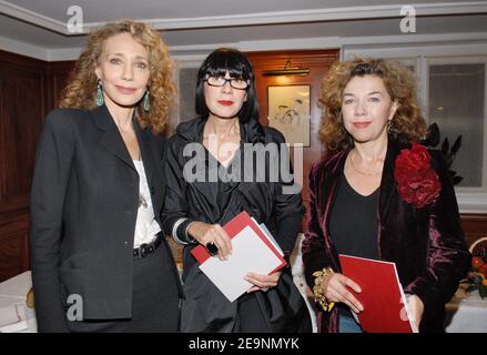 L'actrice AMÉRICAINE Marisa Berenson, la designer de mode Chantal Thomass et l'actrice française Sabine Haudepin visitent les magasins d'art dans le cadre de la soirée de lancement de l'événement « 3 jours du quartier Drouot », à Paris, en France, le 5 octobre 2006. Photo de Nicolas Khayat/ABACAPRESS.COM Banque D'Images