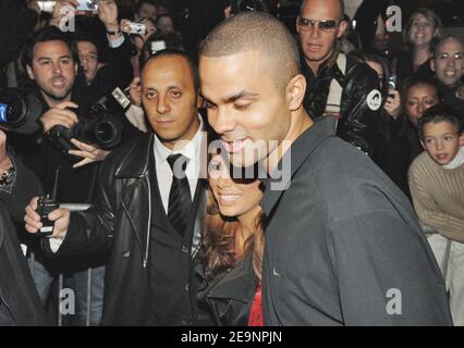 L'actrice AMÉRICAINE Eva Longoria et son ami, Tony Parker, joueur de San Antonio Spurs, arrivent à 'Musee Grevin' pour inaugurer la double cire de Tony Parker à Paris, en France, le 7 octobre 2006. Photo par ABACAPRESS.COM Banque D'Images