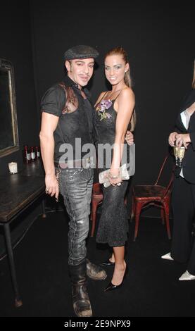 Le mannequin britannique Katie Price aka 'Jordan' et John Galliano posent après la présentation de la collection « prêt-à-porter » Printemps-été 2007 du designer britannique John Galliano, qui a eu lieu dans le « Carreau du Temple » à Paris, en France, le 7 octobre 2006. Photo de Khayat-Nebinger-Orban-Taamallah/ABACAPRESS.COM Banque D'Images