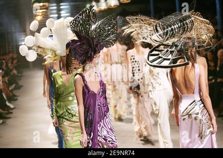 Les modèles présentent une création du couturier britannique John Galliano pour son Printemps-été prêt-à-porter 2007 à Paris, France, le 7 octobre 2006. Photo de Java/ABACAPRESS.COM Banque D'Images