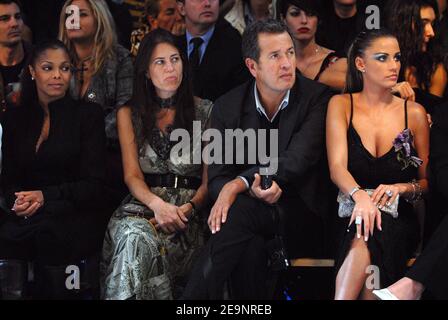 Le modèle britannique Katie Price aka 'Jordan' et Mario Testino assis sur le front RAW pour la présentation de la collection de prêt-à-porter printemps-été 2007 du designer britannique John Galliano, tenue au Carreau du Temple à Paris, en France, le 7 octobre 2006. Photo Banque D'Images