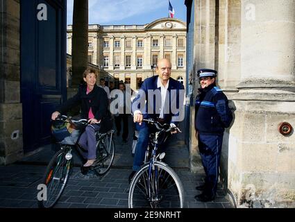 Alain Juppe, ancien Premier ministre français et ancien maire de Bordeaux, au sud-ouest de la France, et sa femme Isabelle ont voté pour le candidat de la mairie de Bordeaux le 8 octobre 2006. Photo de Patrick Bernard/ABACAPRESS.COM Banque D'Images