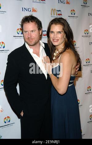 Brooke Shields et son mari Chris Henchy assistent au 2e Gala Noche de Ninos annuel au profit de l'hôpital pour enfants de Los Angeles. À Los Angeles, CA, États-Unis, le 7 octobre 2006. Photo de Lionel Hahn/ABACAPRESS.COM Banque D'Images