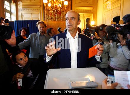 Alain Juppe, ancien Premier ministre français et ancien maire de Bordeaux, au sud-ouest de la France, et sa femme Isabelle ont voté pour le candidat de la mairie de Bordeaux le 8 octobre 2006. Photo de Patrick Bernard/ABACAPRESS.COM Banque D'Images