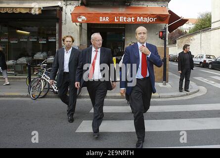 Alain Juppe, ancien Premier ministre français et ancien maire de Bordeaux, au sud-ouest de la France, et sa femme Isabelle ont voté pour le candidat de la mairie de Bordeaux le 8 octobre 2006. Photo de Patrick Bernard/ABACAPRESS.COM Banque D'Images