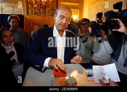 Alain Juppe, ancien Premier ministre français et ancien maire de Bordeaux, au sud-ouest de la France, et sa femme Isabelle ont voté pour le candidat de la mairie de Bordeaux le 8 octobre 2006. Photo de Patrick Bernard/ABACAPRESS.COM Banque D'Images