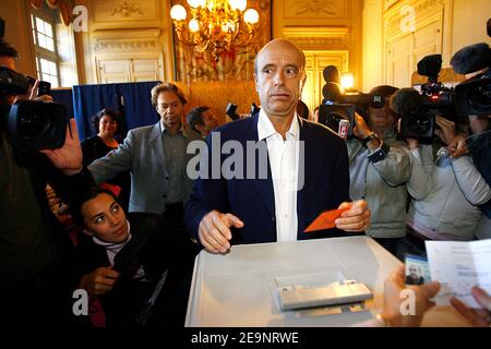 Alain Juppe, ancien Premier ministre français et ancien maire de Bordeaux, au sud-ouest de la France, et sa femme Isabelle ont voté pour le candidat de la mairie de Bordeaux le 8 octobre 2006. Photo de Patrick Bernard/ABACAPRESS.COM Banque D'Images