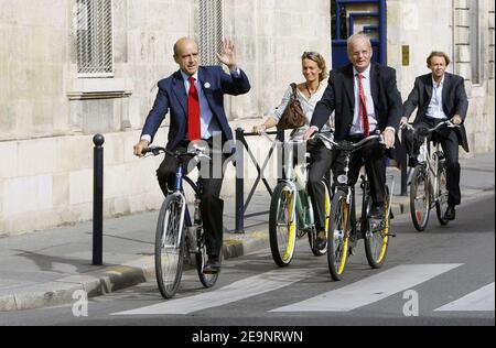 Alain Juppe, ancien Premier ministre français et ancien maire de Bordeaux, au sud-ouest de la France, et sa femme Isabelle ont voté pour le candidat de la mairie de Bordeaux le 8 octobre 2006. Photo de Patrick Bernard/ABACAPRESS.COM Banque D'Images