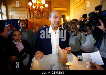 Alain Juppe, ancien Premier ministre français et ancien maire de Bordeaux, au sud-ouest de la France, et sa femme Isabelle ont voté pour le candidat de la mairie de Bordeaux le 8 octobre 2006. Photo de Patrick Bernard/ABACAPRESS.COM Banque D'Images