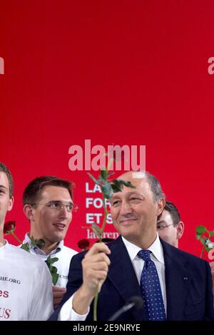 Laurent Fabius, candidat potentiel à l'élection présidentielle de 2007 lors d'une réunion à Pantin, France, le 8 octobre 2006. Photo de Mousse/ABACAPRESS.COM Banque D'Images