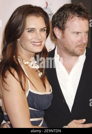 Brooke Shields et son mari Chris Henchy assistent au 2e Gala Noche de Ninos de l'hôpital pour enfants de Los Angeles, qui s'est tenu à l'hôtel Beverly Hilton de Los Angeles, CA, USA le 7 octobre 2006. Photo de Baxter/ABACAPRESS.COM Banque D'Images