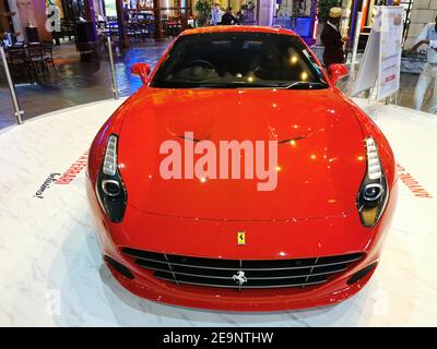 Johannesburg , Afrique du Sud - 29 février 2020 : vue avant d'une nouvelle Ferrari rouge dans une exposition à Sandton Banque D'Images