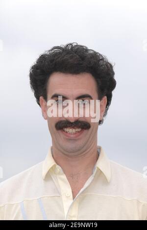 Le comédien britannique Sacha Baron Cohen pose pour des photos lors d'un photocall tenu au Trocadéro à Paris, en France, le 9 octobre 2006. Il est en France pour promouvoir sa nouvelle comédie 'Borat : Cultural Learnings of America for Make Benefit Glorious Nation of Kazakhstan', dans laquelle il joue une personnalité de télévision kazakhe nommée Borat, envoyée aux États-Unis pour faire rapport sur le 'plus grand pays du monde'. Avec une équipe de documentaires en remorquage, Borat devient plus intéressé à localiser et épouser Pamela Anderson que par sa mission initiale. Photo de Nicolas Khayat/ABACAPRESS.COM Banque D'Images