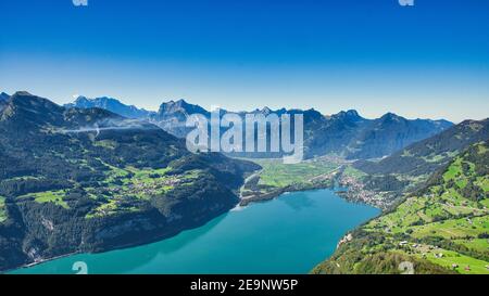 vue fantastique depuis amden sur le lac walen avec vue du petit village de weesen et des montagnes de glaris Banque D'Images