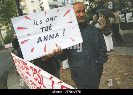 Hommage à Anna Politkovskaia, journaliste russe tuée dans sa maison à Moscou, devant l'ambassade de Russie à Paris, France, le 9 octobre 2006. Photo de Thibault Camus/ABACAPRESS.COM Banque D'Images