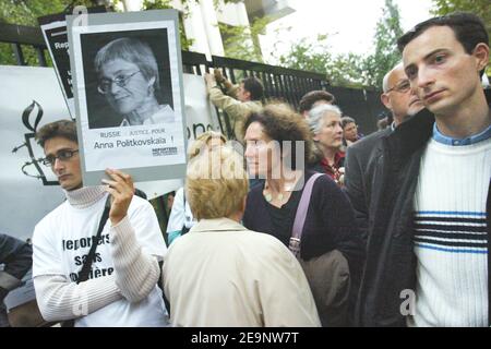 Hommage à Anna Politkovskaia, journaliste russe tuée dans sa maison à Moscou, devant l'ambassade de Russie à Paris, France, le 9 octobre 2006. Photo de Thibault Camus/ABACAPRESS.COM Banque D'Images