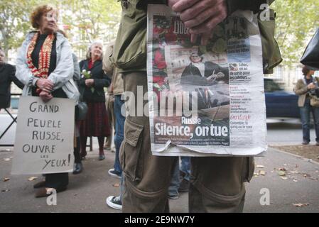 Hommage à Anna Politkovskaia, journaliste russe tuée dans sa maison à Moscou, devant l'ambassade de Russie à Paris, France, le 9 octobre 2006. Photo de Thibault Camus/ABACAPRESS.COM Banque D'Images