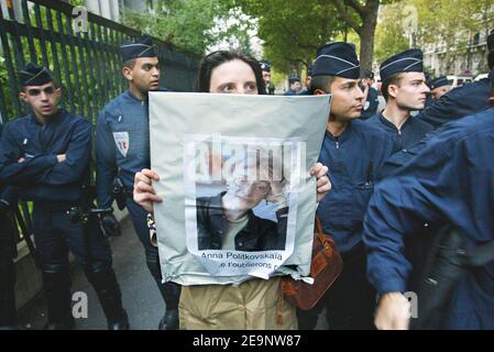 Hommage à Anna Politkovskaia, journaliste russe tuée dans sa maison à Moscou, devant l'ambassade de Russie à Paris, France, le 9 octobre 2006. Photo de Thibault Camus/ABACAPRESS.COM Banque D'Images