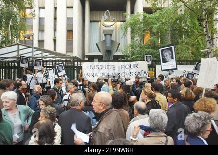 Hommage à Anna Politkovskaia, journaliste russe tuée dans sa maison à Moscou, devant l'ambassade de Russie à Paris, France, le 9 octobre 2006. Photo de Thibault Camus/ABACAPRESS.COM Banque D'Images