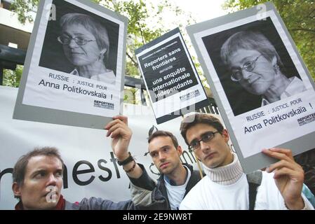 Hommage à Anna Politkovskaia, journaliste russe tuée dans sa maison à Moscou, devant l'ambassade de Russie à Paris, France, le 9 octobre 2006. Photo de Thibault Camus/ABACAPRESS.COM Banque D'Images